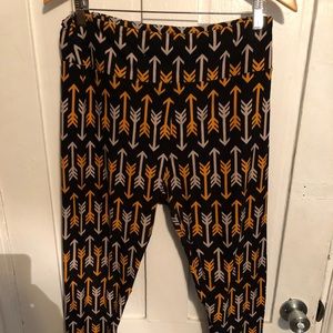 Super cute LuLaRoe arrow leggings tall and curvy
